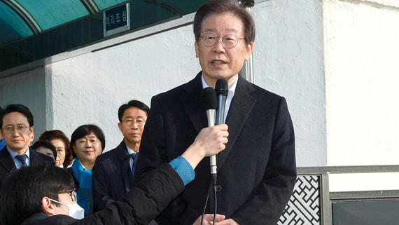 Лидер южнокорейской оппозиции Ли Чжэ Мён выписан из больницы после покушения
