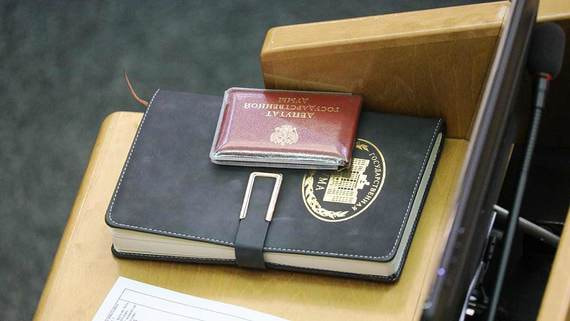 Передача мандата экс-депутата Госдумы Белоусова превратилась в правовой казус