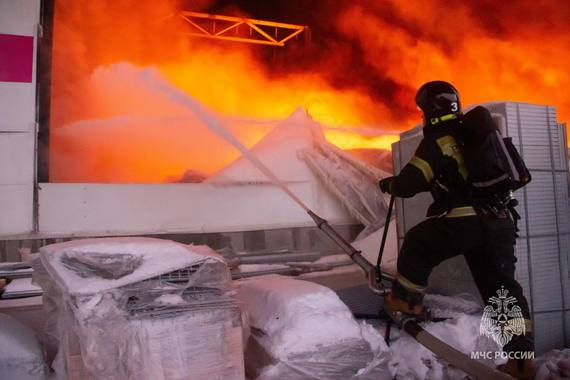 МЧС сообщило об уменьшении площади пожара до 4000 кв. м на складе WB в Шушарах