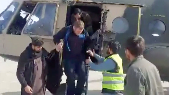 Выживших при крушении самолета Falcon 10 доставили в Кабул