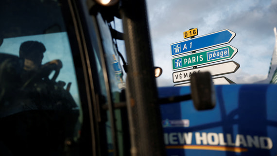 Фермеры во Франции попытались захватить рынок Ранжис под Парижем