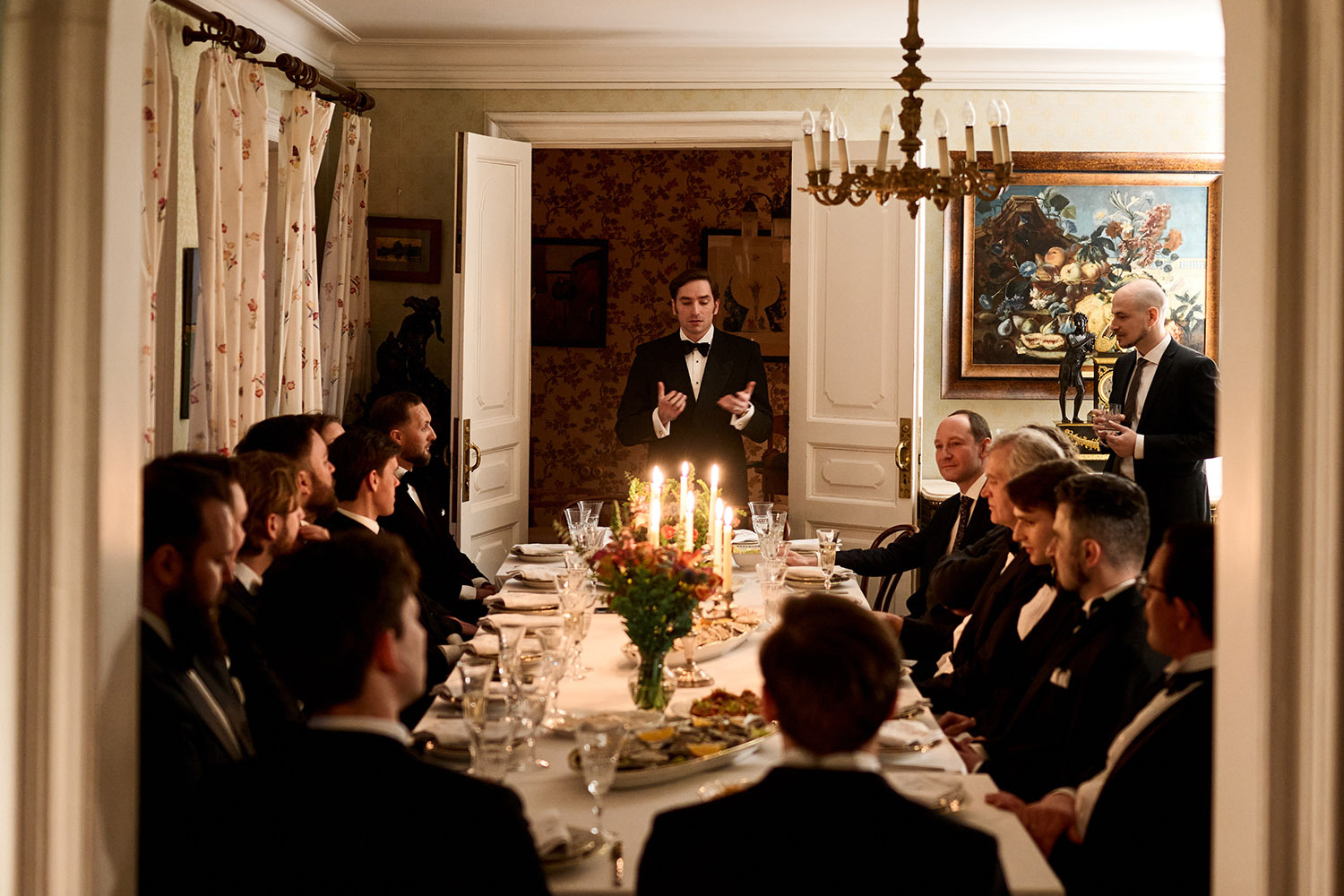 Собрание членов мужского клуба в московском Доме Вишневских