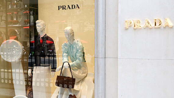 Bloomberg: Prada может выкупить Versace за 1,5 млрд евро