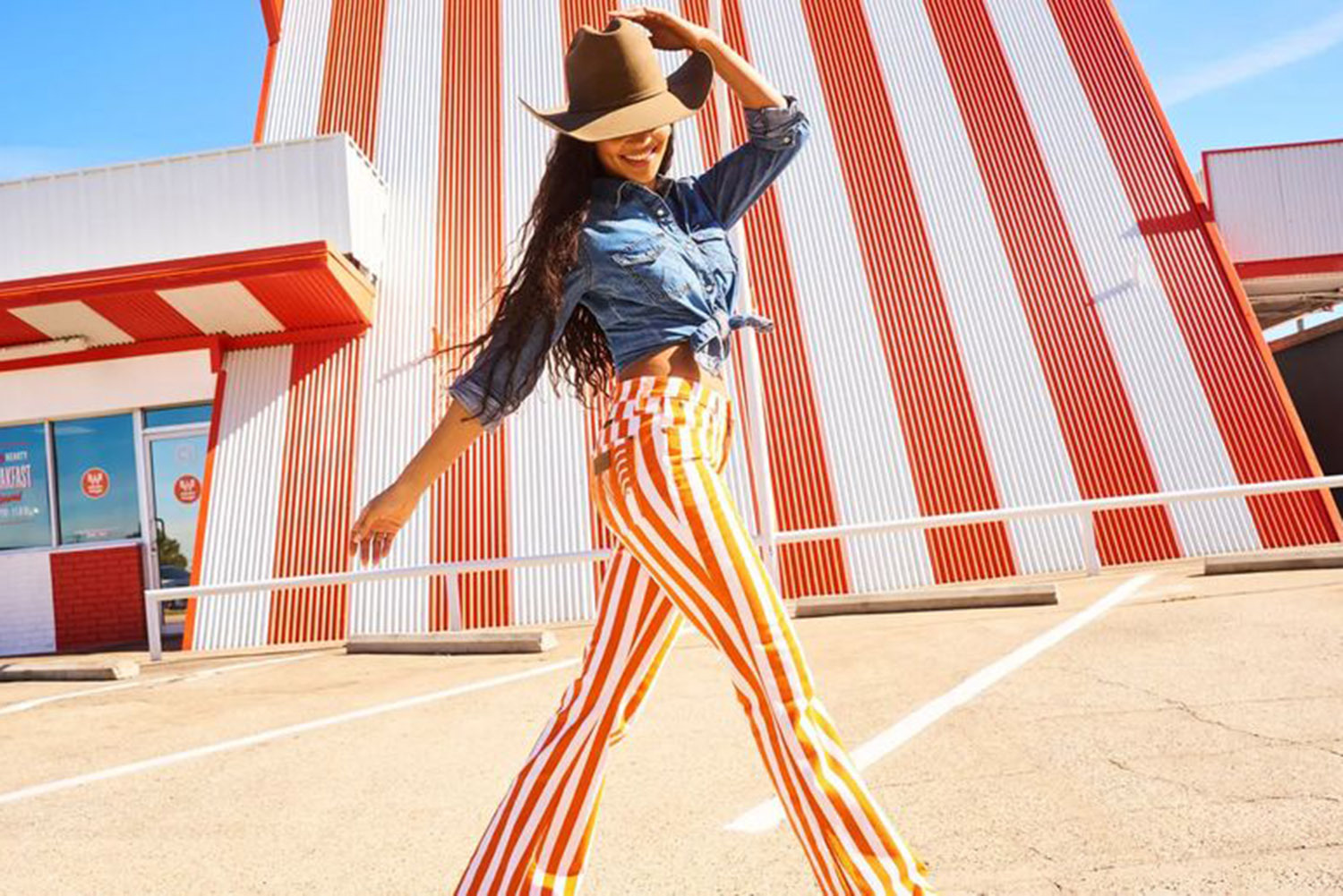 Модель джинсов из совместной коллекции Wrangler и Whataburger