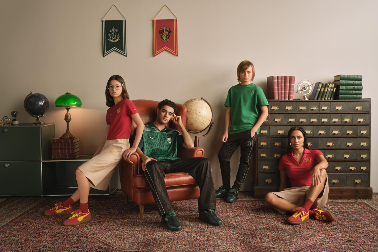 Коллекция выполнена в стилистике двух ведущих факультетов Хогвартса – Гриффиндора и Слизерина