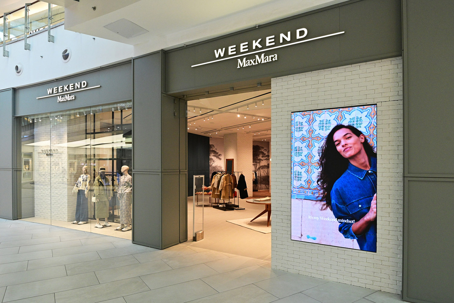 Витрина Weekend Max Mara в ТЦ «Метрополис»