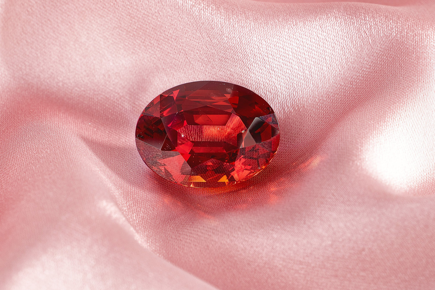 Оранжево-красный рубин весом 31,4 карата из проекта Gems Сouture