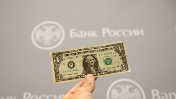 ЦБ снизил курс доллара на 7 мая почти на рубль