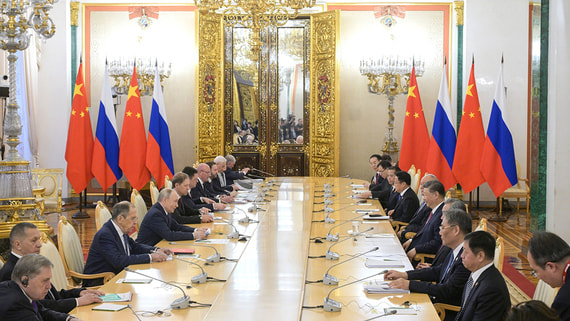 Переговоры в расширенном составе между Путиным и Си начались в Кремле