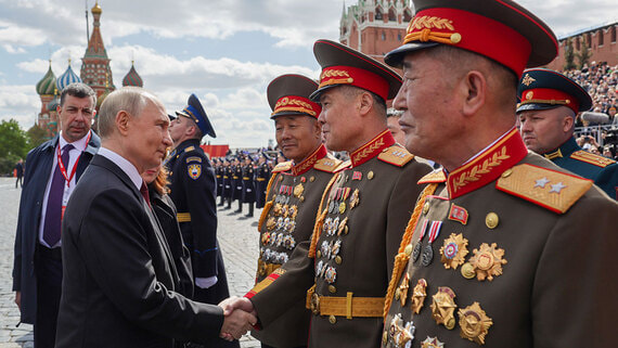 Песков рассказал о военнослужащих КНДР, с которыми встретился Путин после парада