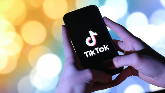 TikTok ограничил поиск по скандальному видео с Макроном и Мерцем в поезде