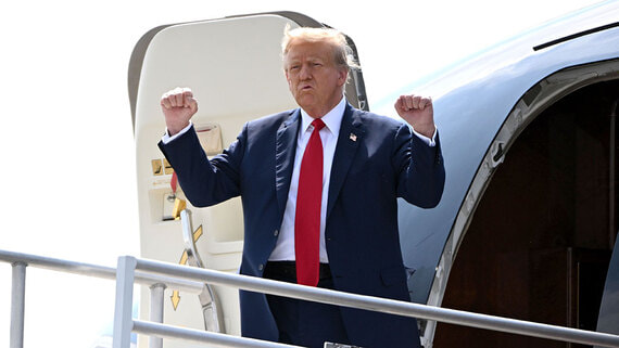 Bloomberg: страны и компании пользуются страстью Трампа к самолетам