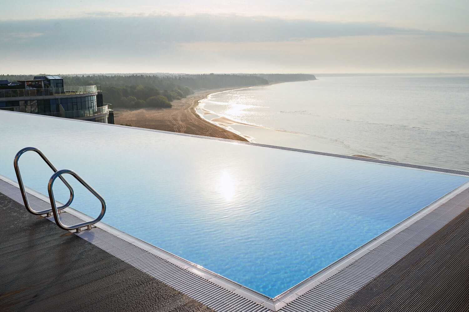 Бассейн с видом на Финский залив на крыше X-Clinic