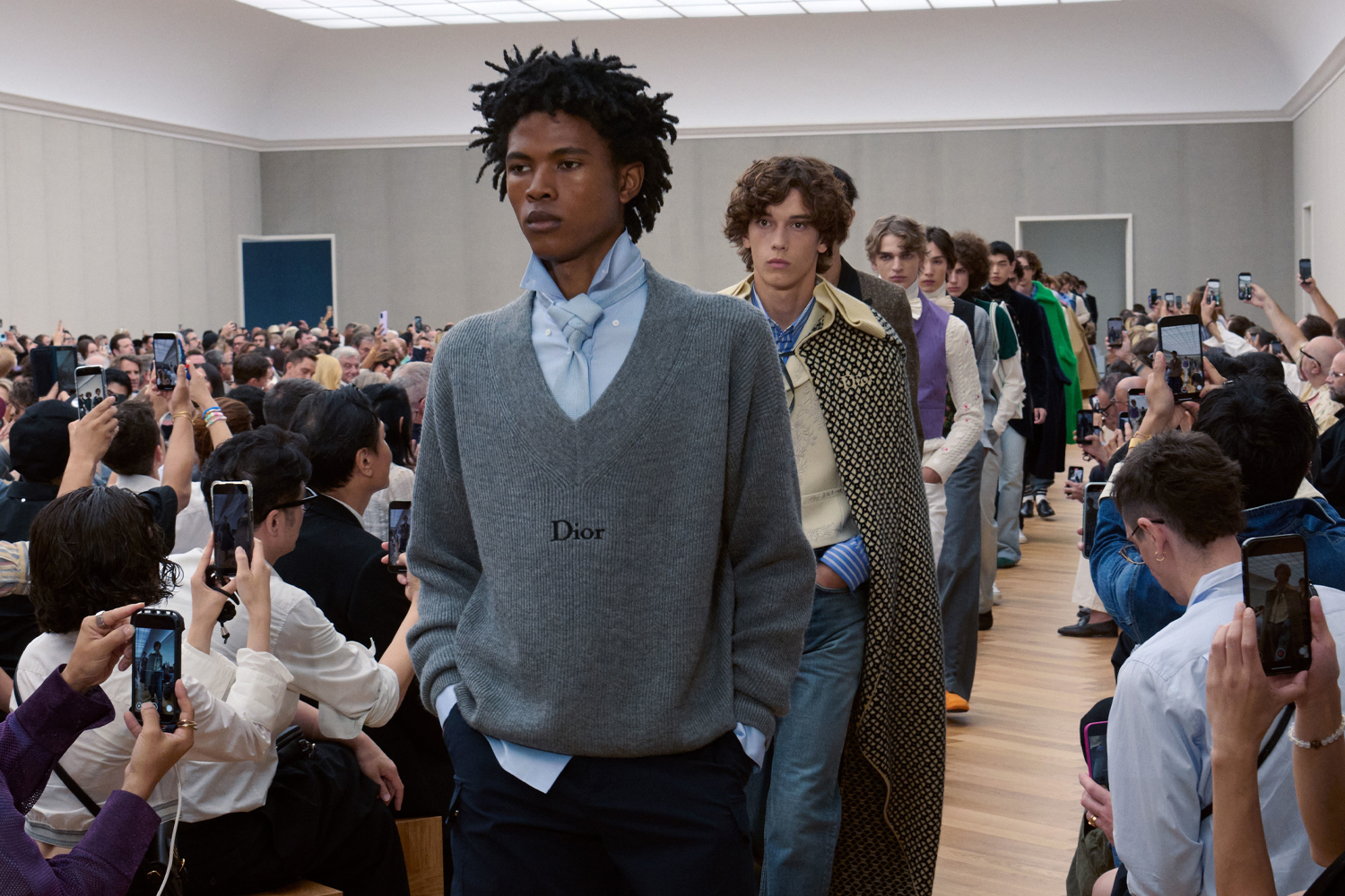 От денди до денима: дебют Джонатана Андерсона в Dior