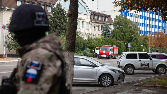 При взрыве в центре Луганска пострадали три человека