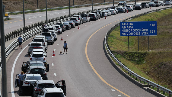 В очереди на Крымском мосту находятся более 3700 автомобилей