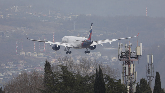 В аэропорту Сочи ввели ограничения на прием и выпуск самолетов