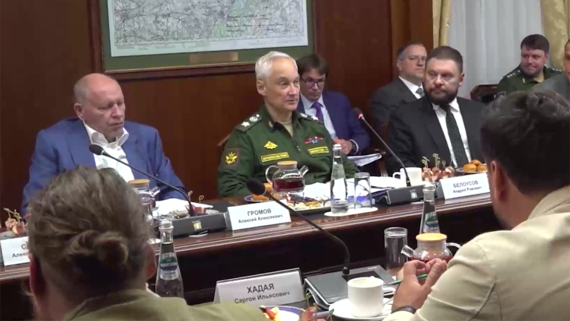 Белоусов обсудил с военкорами производство и поставку беспилотников