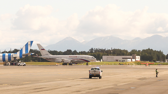 Песков: Трамп будет встречать Путина у самолета на Аляске