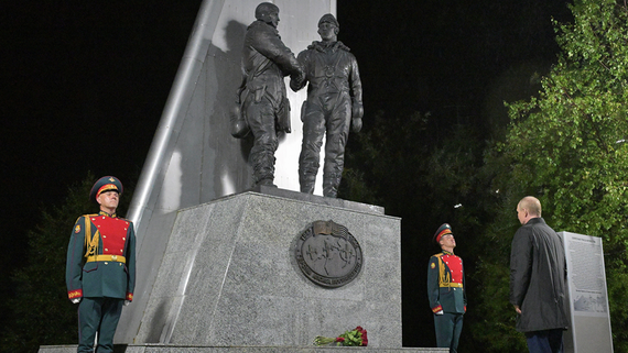 Путин возложил цветы к мемориалу советским и американским летчикам в Магадане