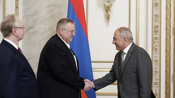 Оверчук встретился с Пашиняном в Ереване