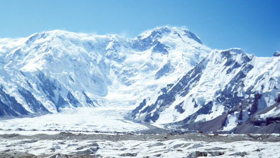 В Федерации альпинизма считают невозможным спасение альпинистки с пика Победы
