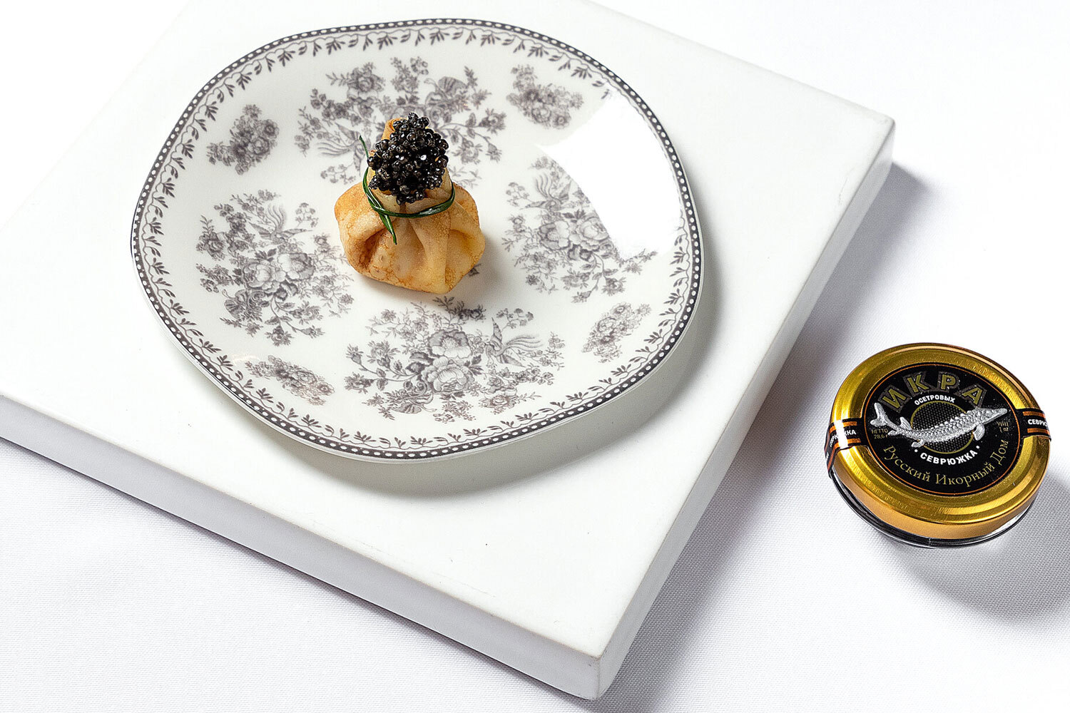 Роскошь на тарелке: 15 блюд с черной икрой в российских ресторанах