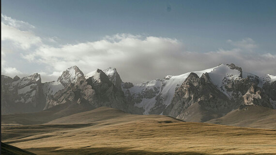 МЧС Киргизии уточняет количество погибших альпинистов на пике Победы