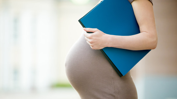 Соцфонд начал прием заявок студенток на пособия по беременности и родам