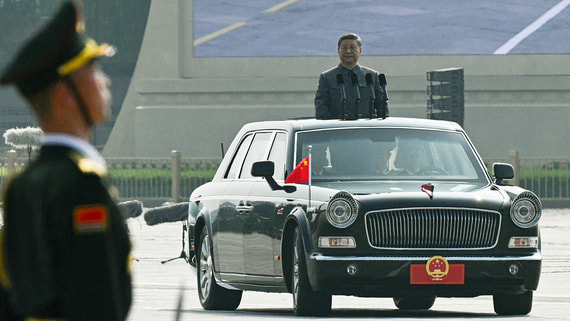 Си Цзиньпин выехал на смотр военной техники на площади Тяньаньмэнь