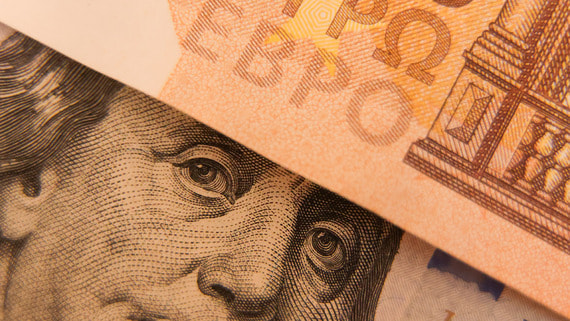 ЦБ сохранил ограничения на снятие наличной валюты до 9 марта 2026 года