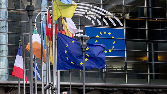 Bloomberg: 19-й пакет санкций ЕС призван ударить по банкам РФ и торговле нефтью