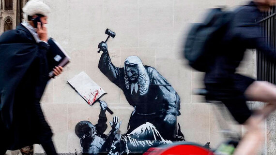 Новая работа Бэнкси появилась на стене Королевского суда в Лондоне