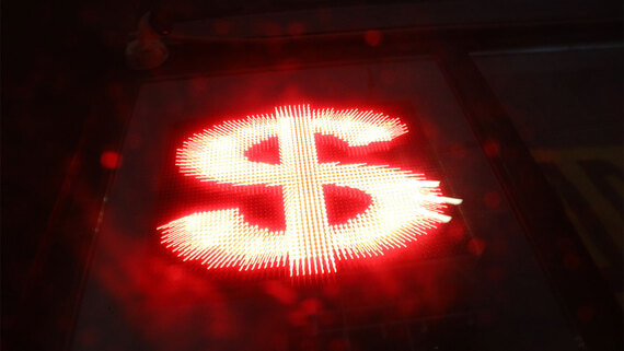 Внебиржевой курс доллара превышал 84 рубля