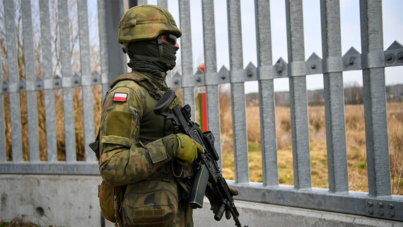 Туск и Навроцкий обсуждают применение 4 статьи НАТО из-за инцидента с БПЛА