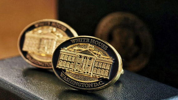 Трамп подарил Лукашенко запонки с изображением Белого дома