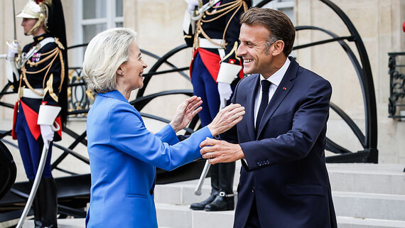 В ЕС разгорелся скандал с удаленными сообщениями Урсулы фон дер Лейен Макрону