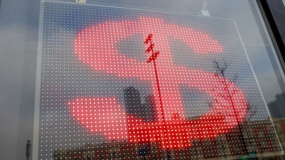 Курс доллара впервые с сентября опустился ниже 82 рублей на международном рынке