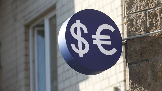 Банк России понизил курсы доллара и евро более чем на 1 рубль