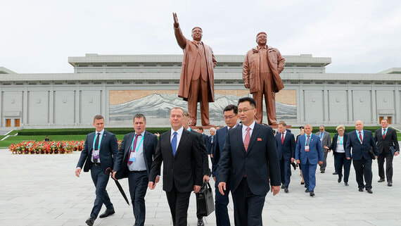 Медведев провел переговоры с секретарем ЦК Трудовой партии КНДР в Пхеньяне