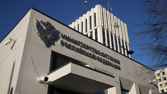 Минюст хочет прекратить статус трех известных адвокатов, покинувших Россию