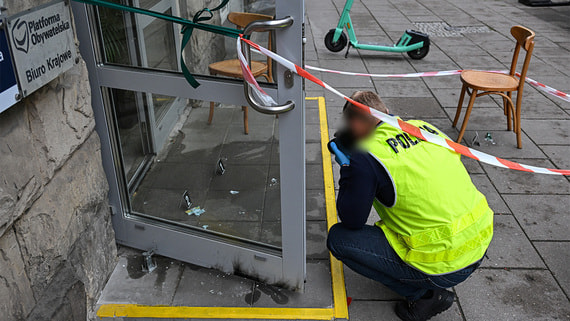 TVN24: в офис партии Туска в Варшаве бросили бутылку с зажигательной смесью