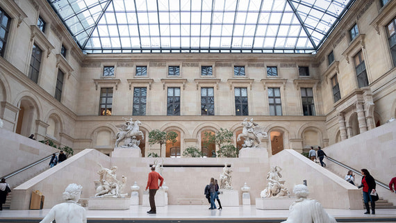 Лувр вновь открылся для посетителей после ограбления