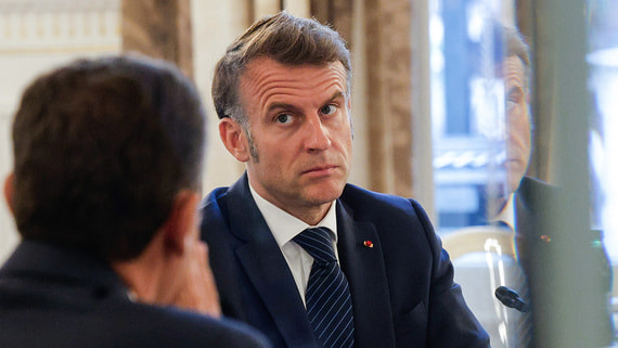 Politico: внутренние кризисы Макрона сделали его «занудой»