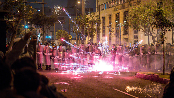 В столице Перу объявили чрезвычайное положение из-за насилия на протестах