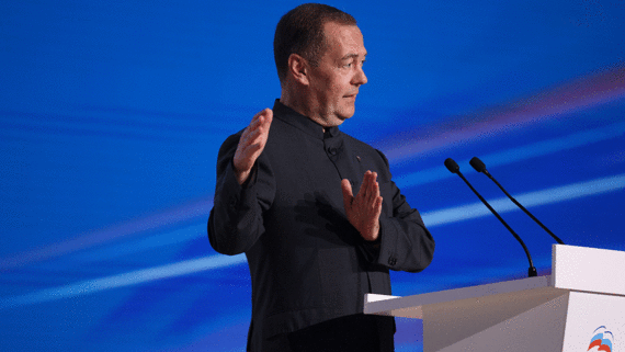 Медведев объяснил, почему Трамп отменил встречу с Путиным