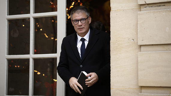 Социалисты во Франции пригрозили вновь отправить правительство в отставку