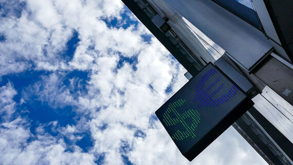 ЦБ понизил курсы доллара и евро почти на 2 рубля