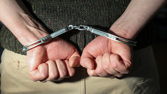 Суд заочно арестовал обвиняемого в убийстве режиссера Сергея Политика