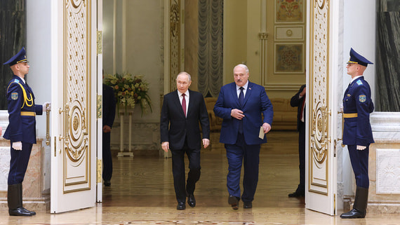 Лукашенко заявил, что вместе с Путиным будет решать, «бахнуть» ли «Орешником»